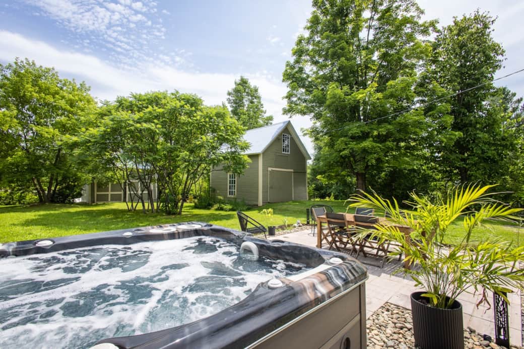 Spa 7–8 places et terrasse privée, parfait pour se détendre.  