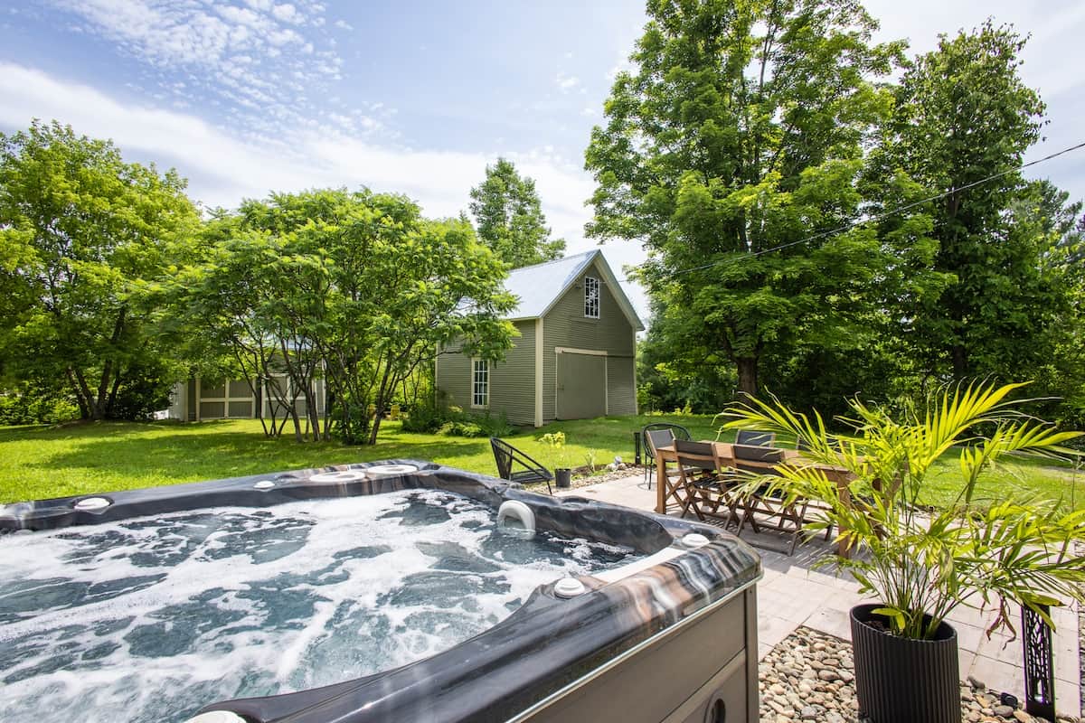 Spa 7–8 places et terrasse privée, parfait pour se détendre.  