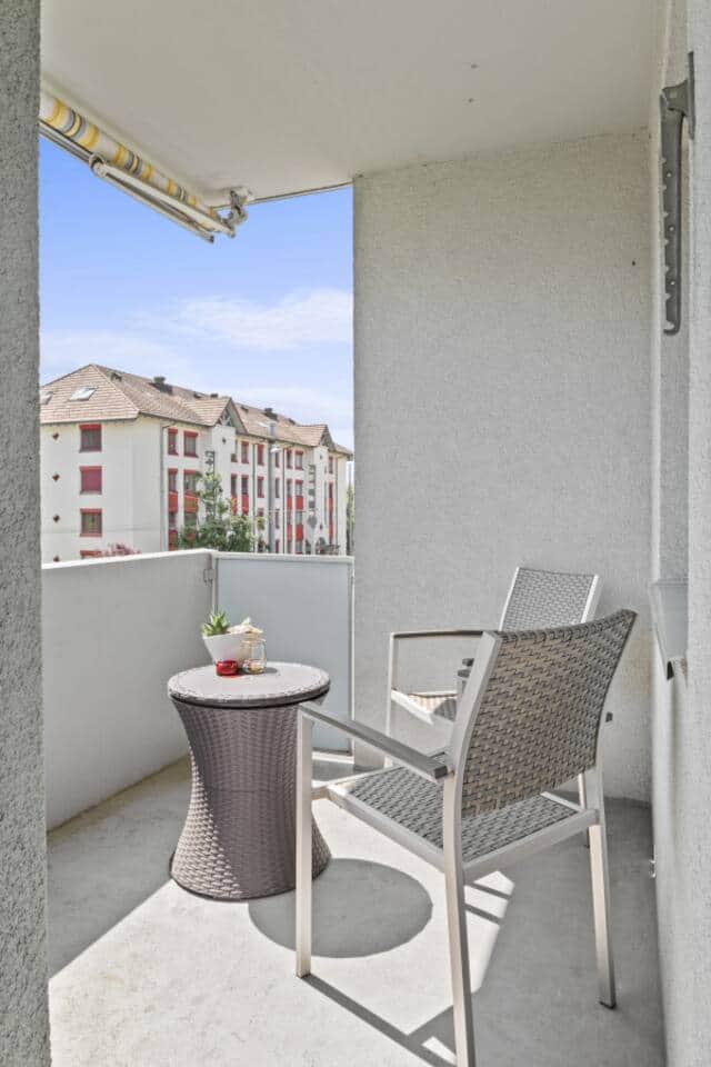 Covered balcony with seating – enjoy your morning coffee or an evening drink outside. Covered balcony with seating – enjoy your morning coffee or an evening drink outside.
