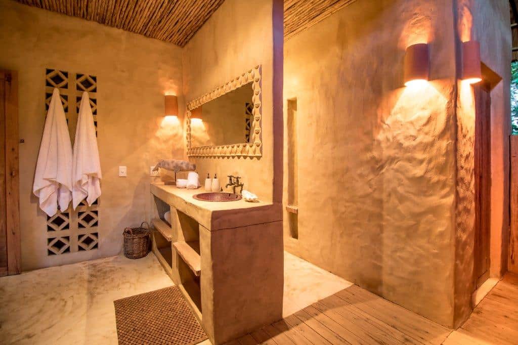 Bathroom. En-suite bathroom with natural finishes Bathroom. En-suite bathroom with natural finishes