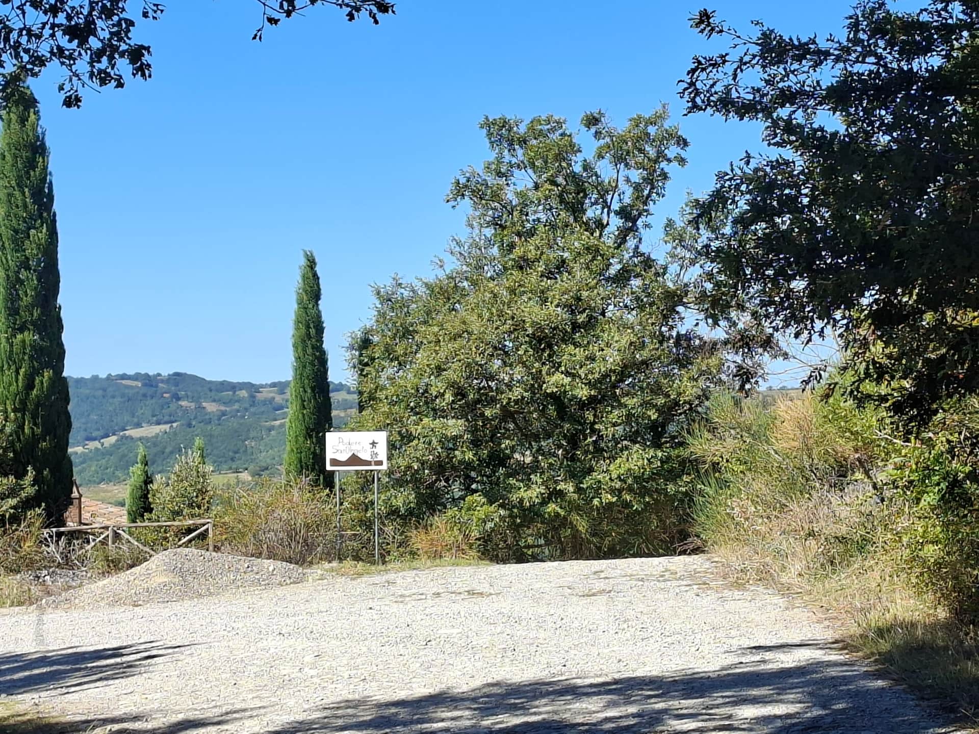 Chemin de terre (strada bianca) menant à Podere Sant'Angelo à travers les collines près de Roccalbegna