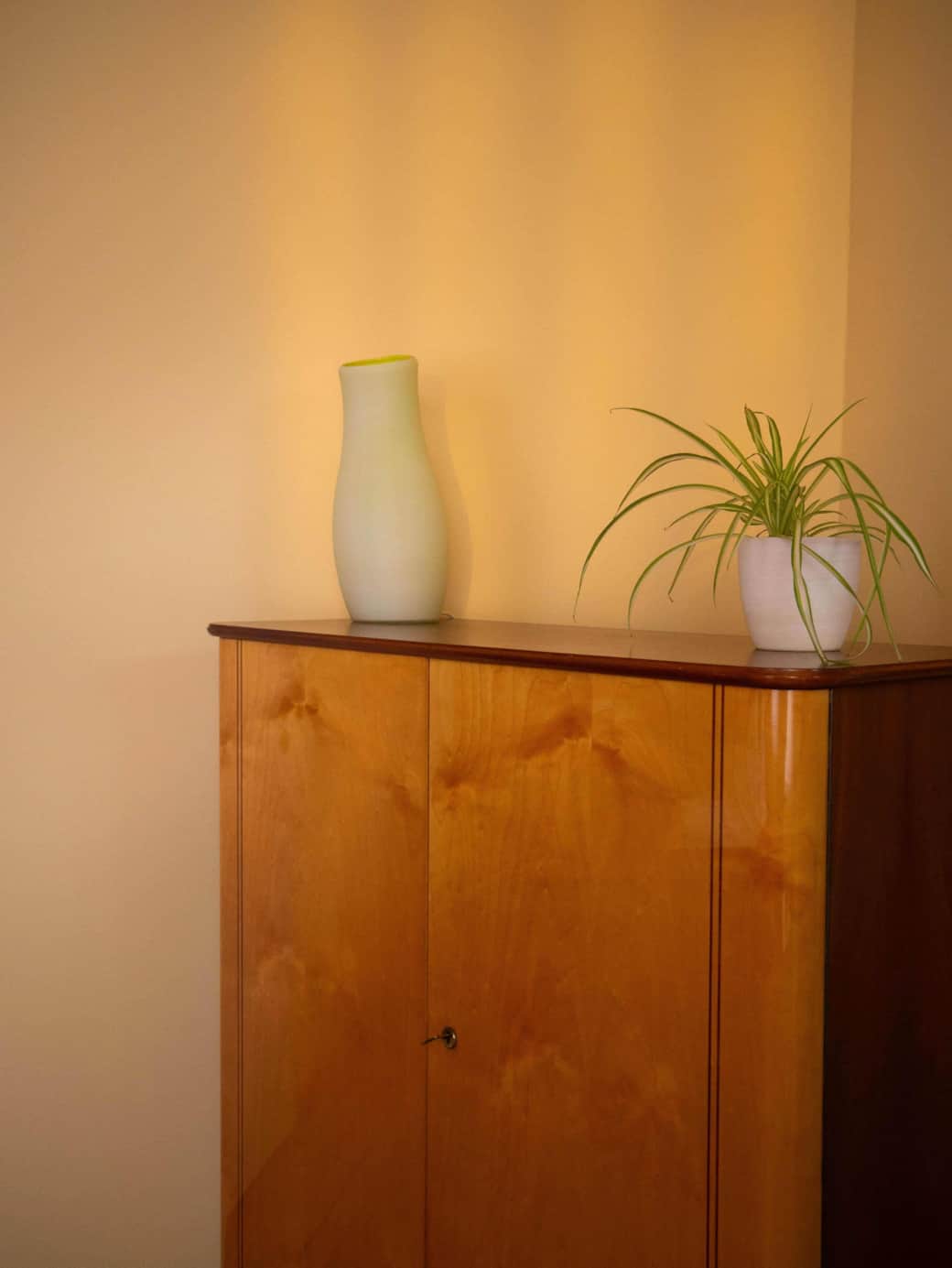Morgensonne über dem Schrank