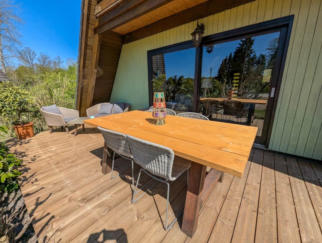 Esstisch und Loungegarnitur auf der großen Terrasse 
