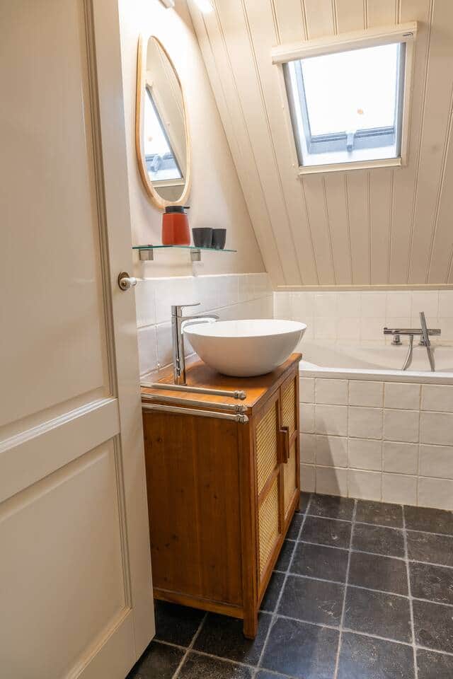 Badkamer met comfortabel bad