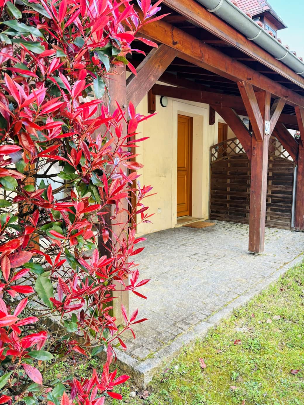 Entrée et terrasse extérieure (le mobilier sera mis aux beaux jours)