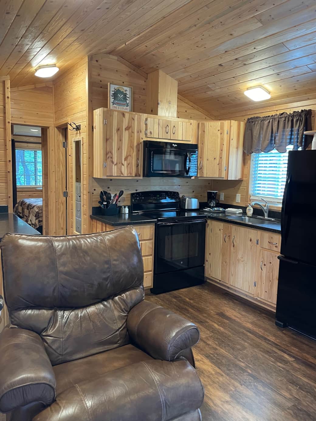 Cabin CC2 - Family and Kitchen