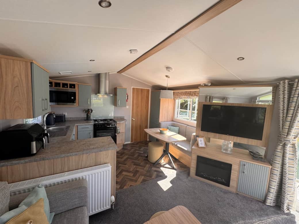 Kitchen / Dining area