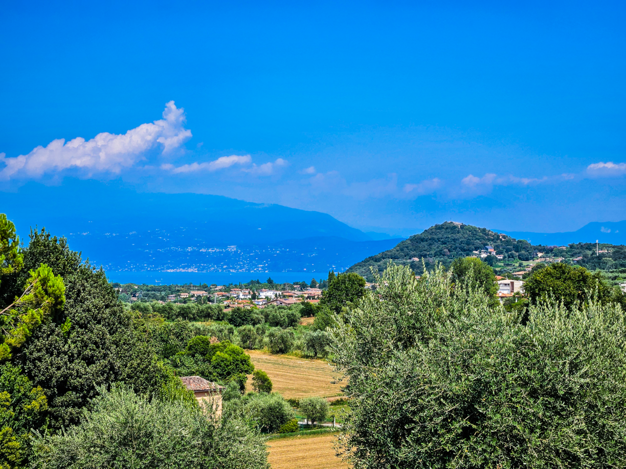 La vista di Manerba, del lago e della Rocca dal parcheggio