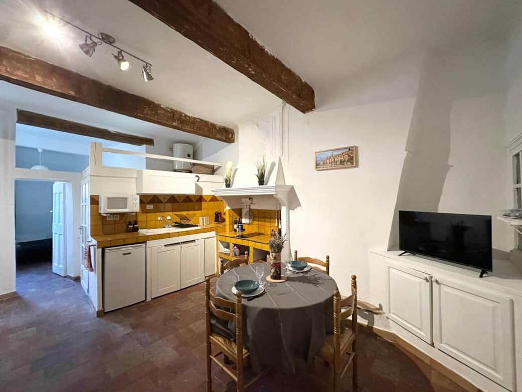 espace ouvert, télévision, cuisine, table