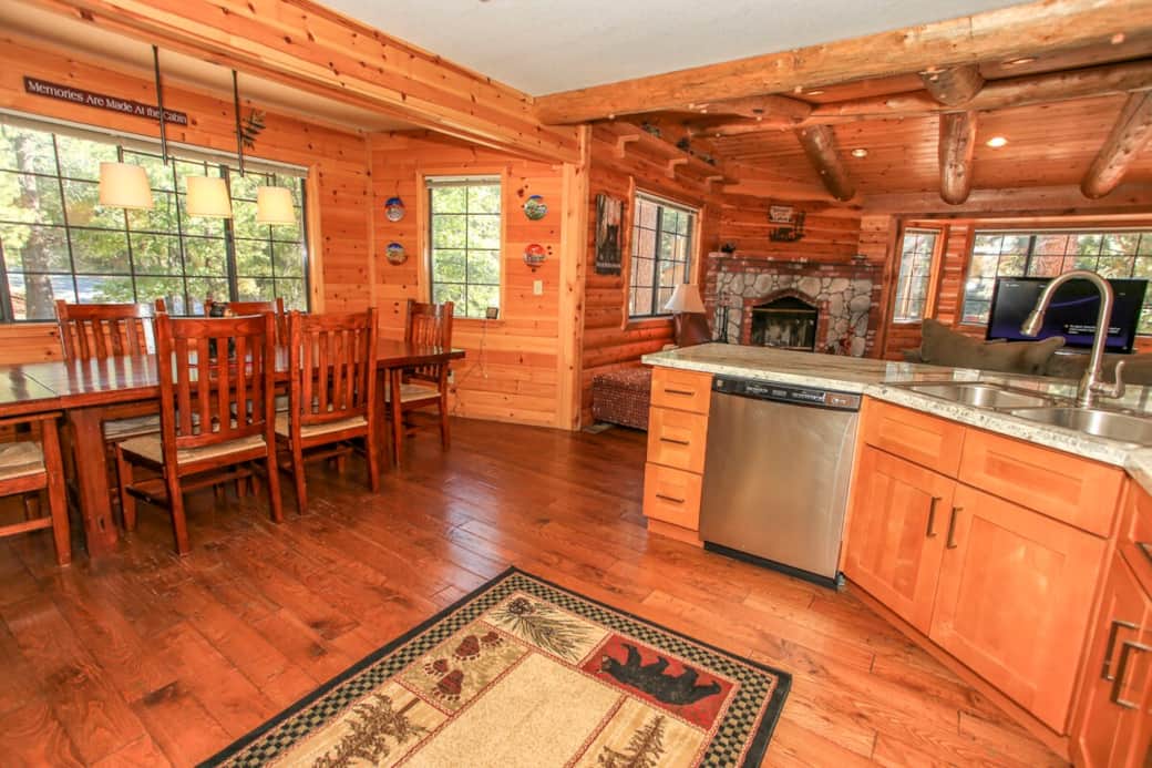 Imagine preparing food and dining in this spacious kitchen and dining area, over looking the beautiful San Bernardino National Forest. Imagine preparing food and dining in this spacious kitchen and dining area, over looking the beautiful San Bernardino National Forest.
