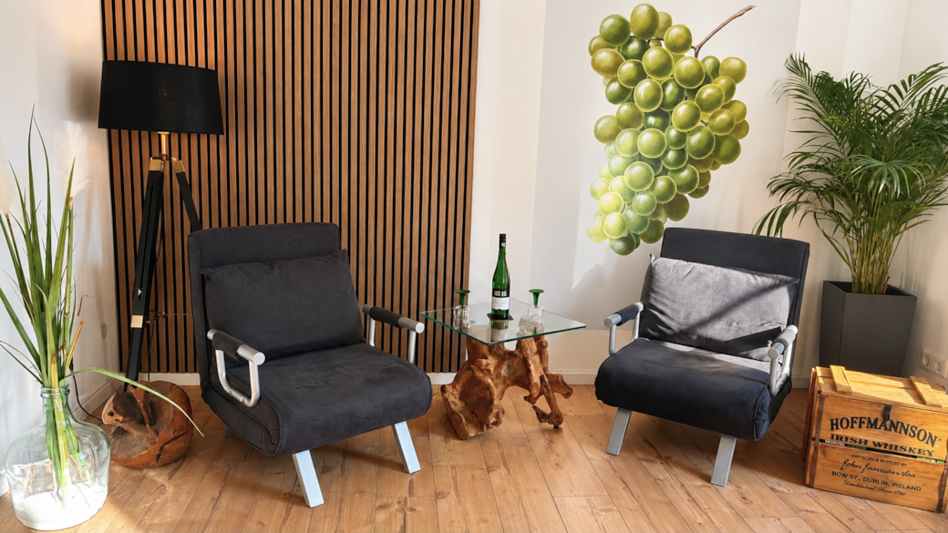Modernes Wohnzimmer mit Kamin, Brettspiele, Spielekonsole