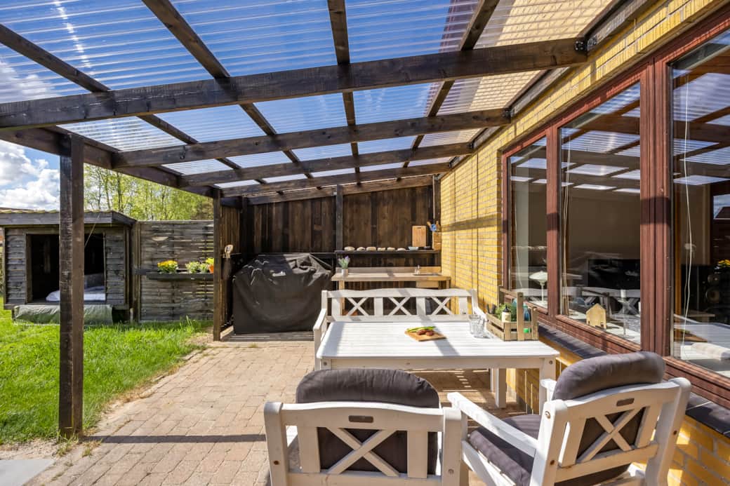 Overdækket terrasse med udendørs køkken og gasgrill Overdækket terrasse med udendørs køkken og gasgrill