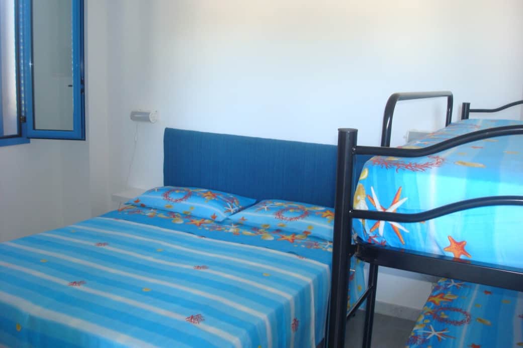 Letto matrimoniale e, a richiesta letto a castello.