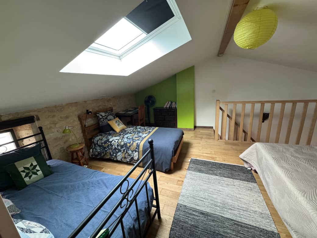 Chambre à l'étage (depuis la salle de bain)