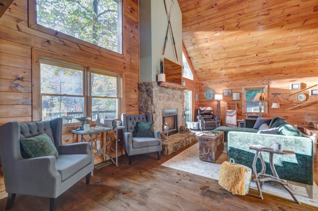 Living room with lots of comfortable seating areas Living room with lots of comfortable seating areas