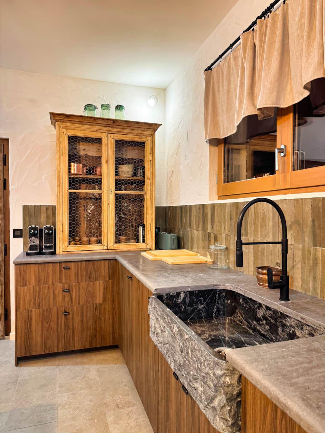 Meuble chiné et pierre brute pour une ambiance unique Meuble chiné et pierre brute pour une ambiance unique