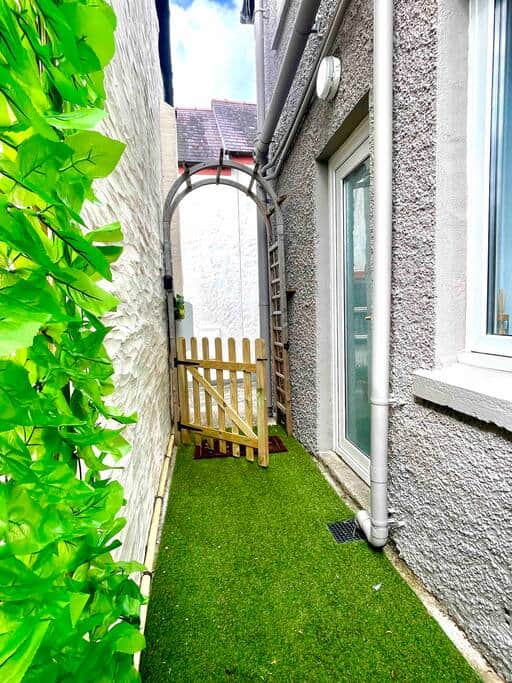Fully enclosed court yard for doggie toilet breaks. Fully enclosed court yard for doggie toilet breaks.