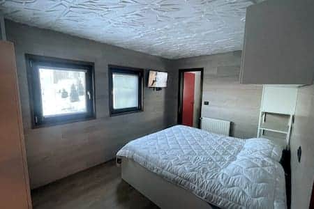 Panoramica della camera da letto matrimoniale.