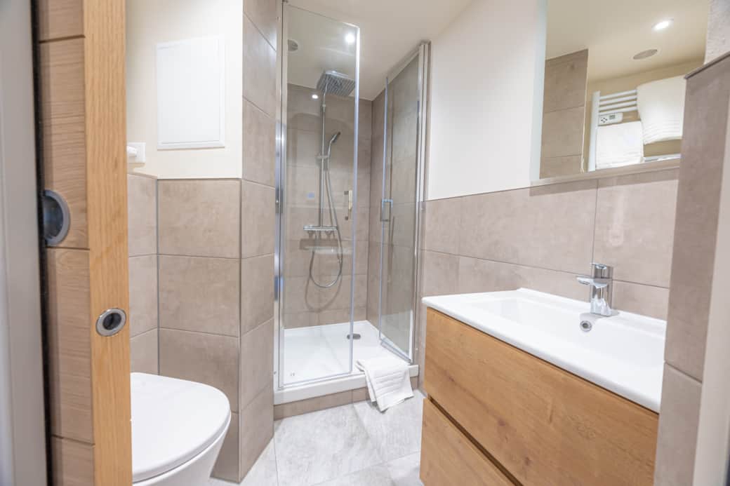Piste Noire en-suite shower room