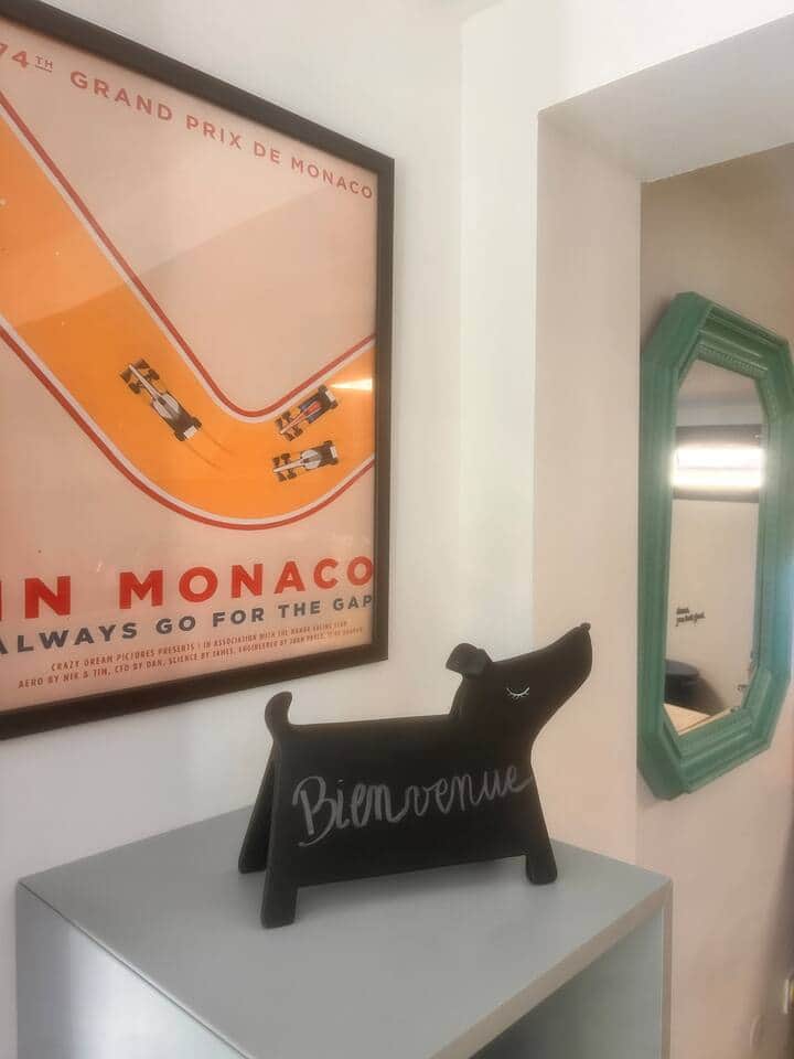 déco rétro, entrée avec boxe wifi pour un internet très rapide