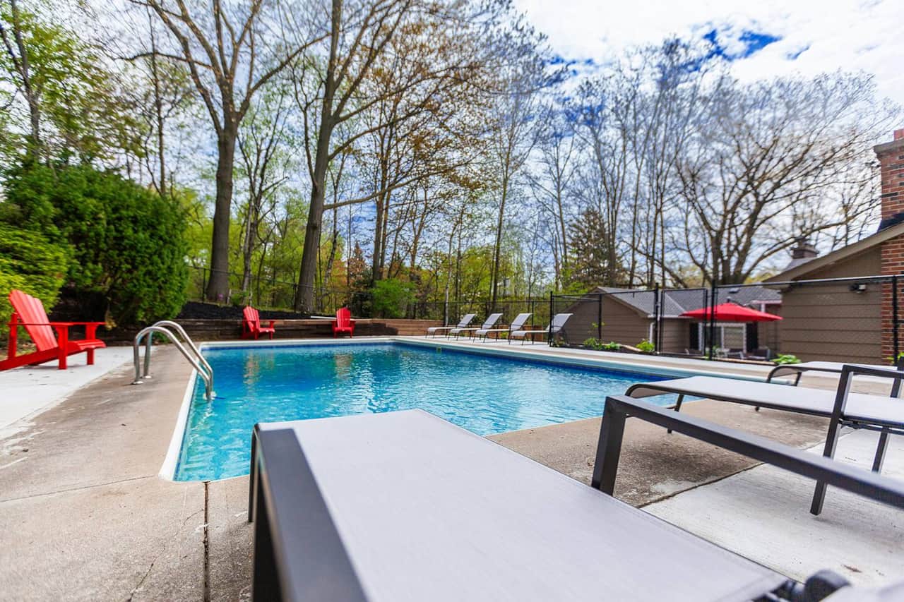 Large size heated swimming pool (open May 1- Oct 1)