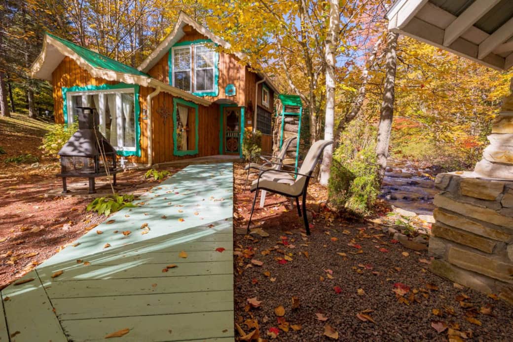 Passerelle menant au chalet, foyer.