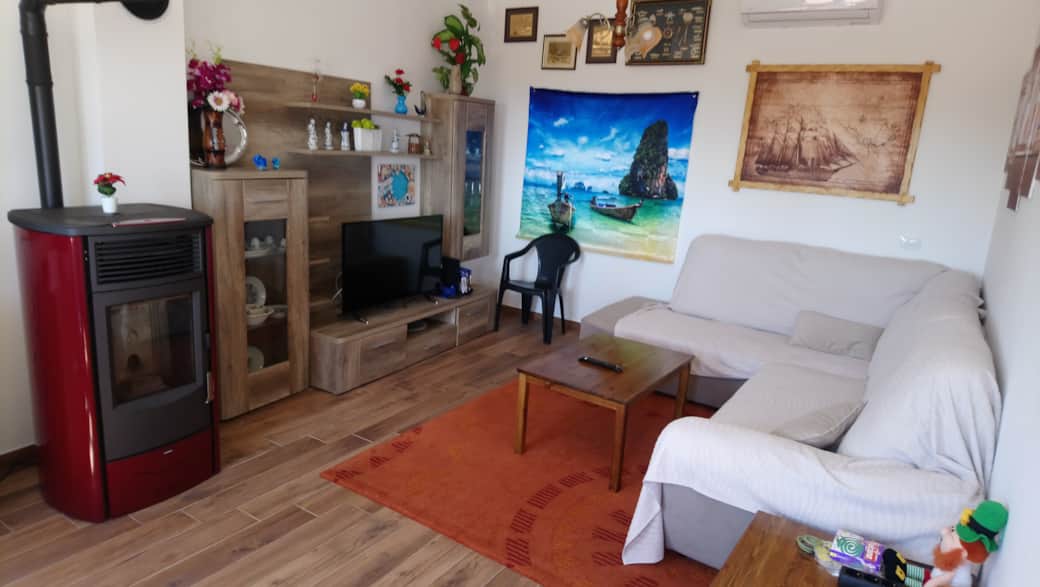 Soggiorno primo piano con PS4, SmartTV Sat, aria condizionata, calcio Balilla, divano letto