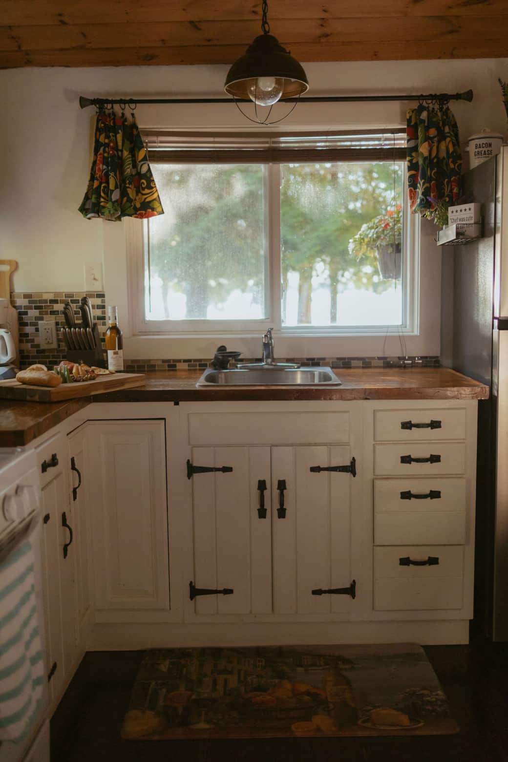 A kitchen with a view to the lake