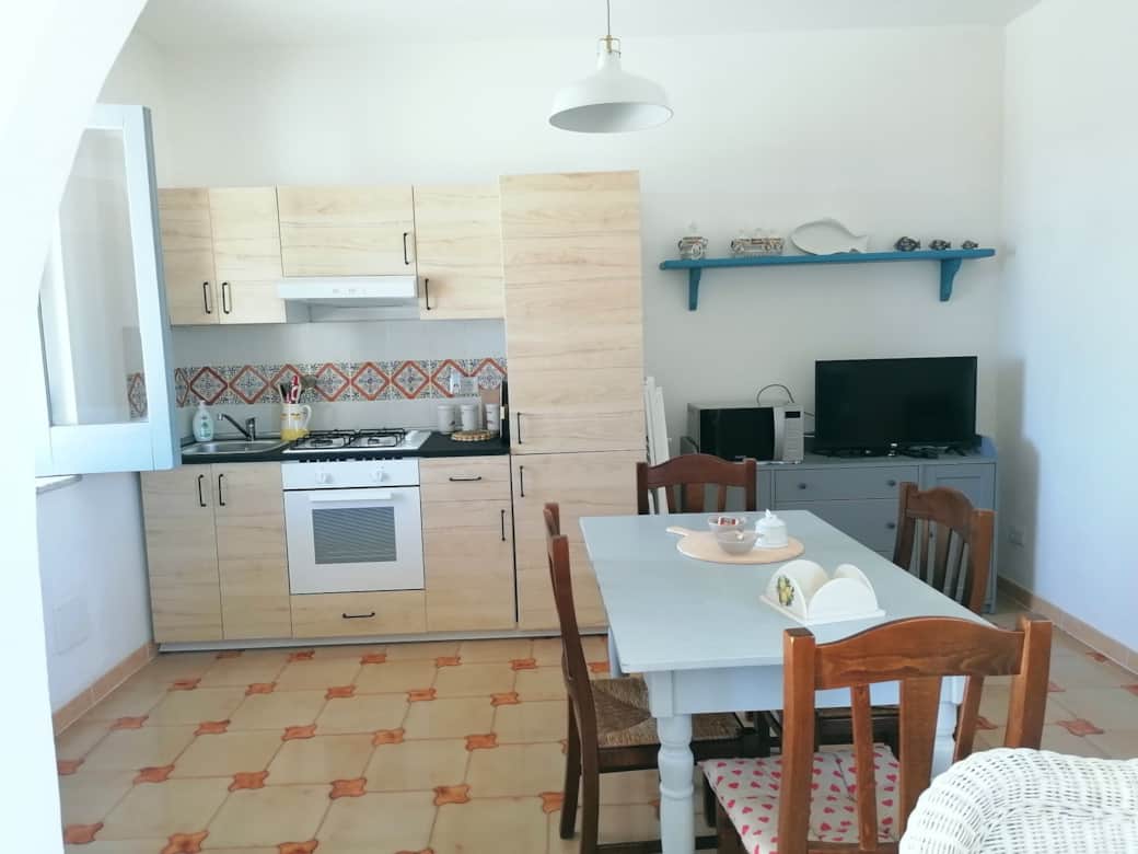Cucina soggiorno di Casa Zagami a Malfa, isola di Salina, luminosa e attrezzata