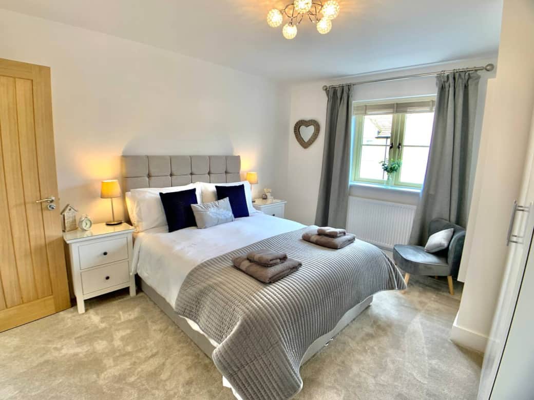 Master bedroom with ensuite, UK king sized bed.Freestanding wardrobe with motion sensitive lighting.Hairdryer, full length mirror, wardrobe, bedside tables. Master bedroom with ensuite, UK king sized bed.Freestanding wardrobe with motion sensitive lighting.Hairdryer, full length mirror, wardrobe, bedside tables.