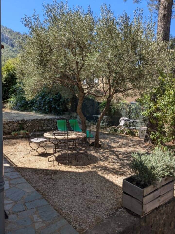 L'espace privatif extérieur, au pied du Mont-Faron