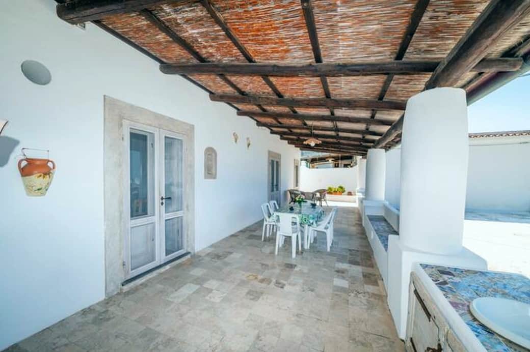 Veranda coperta in stile eoliano, ideale per pranzi all’aperto e momenti di relax a Malfa.