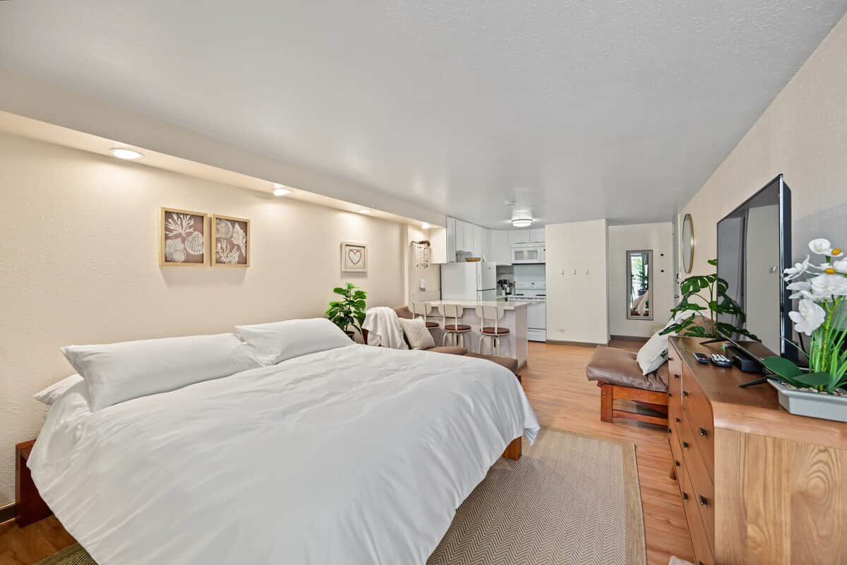 Your cozy Waikīkī retreat, with a king bed and space to unwind