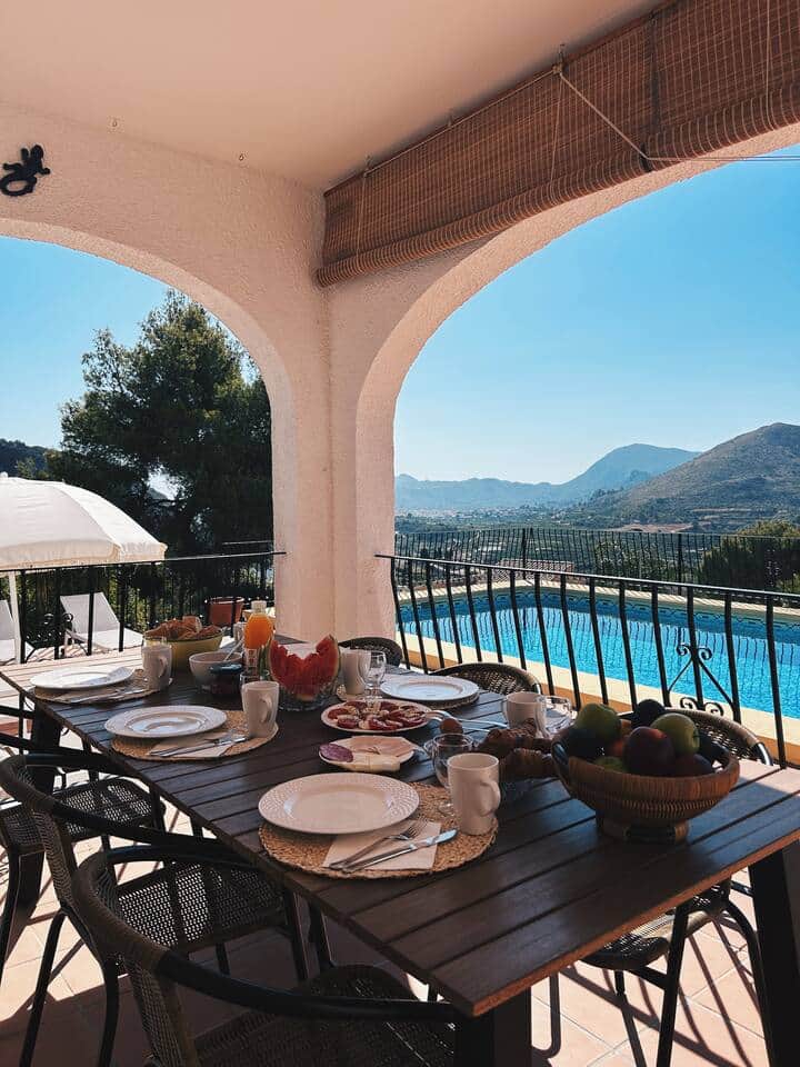 covered patio with dining table
