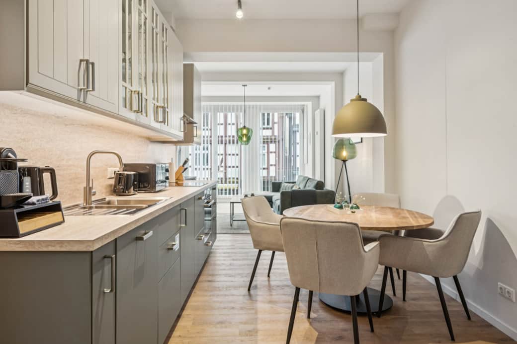 Kochen wie zuhause – viel Fläche, Stauraum & hochwertige Geräte.