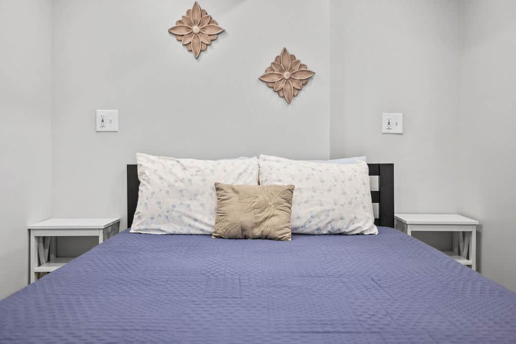 Efficiency Kitchen - 1 Queen bed, 1 bathroom, coffee pot with basket filter 