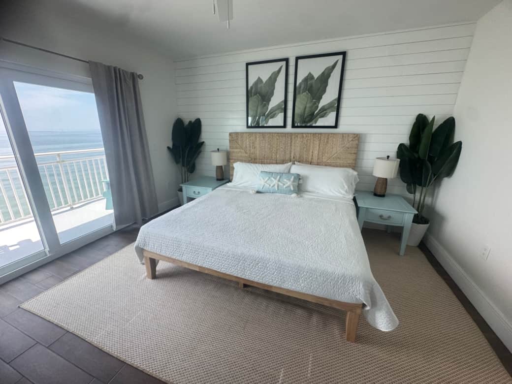 Primary bedroom with king bed overlooking Sunset Beach. Wake up to stunning oceanviews. 