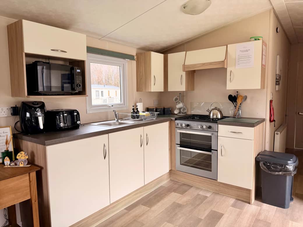 Kitchen (including oven, kettle, micrwave, toaster, fridge with freezer and more)