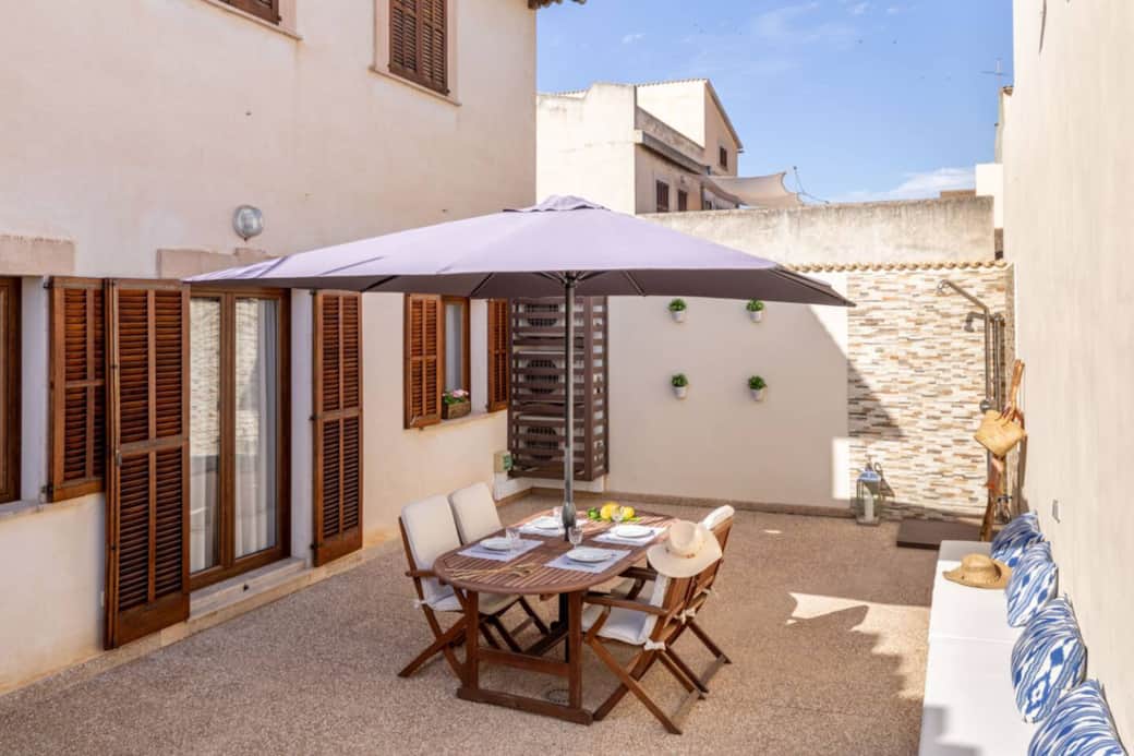 Terraza can amplios  bancos 