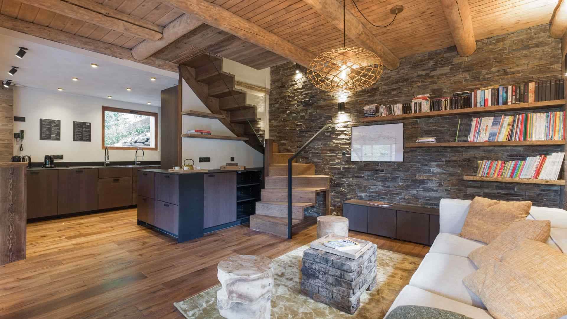 Salon bibliothèque avec cheminée et cuisine