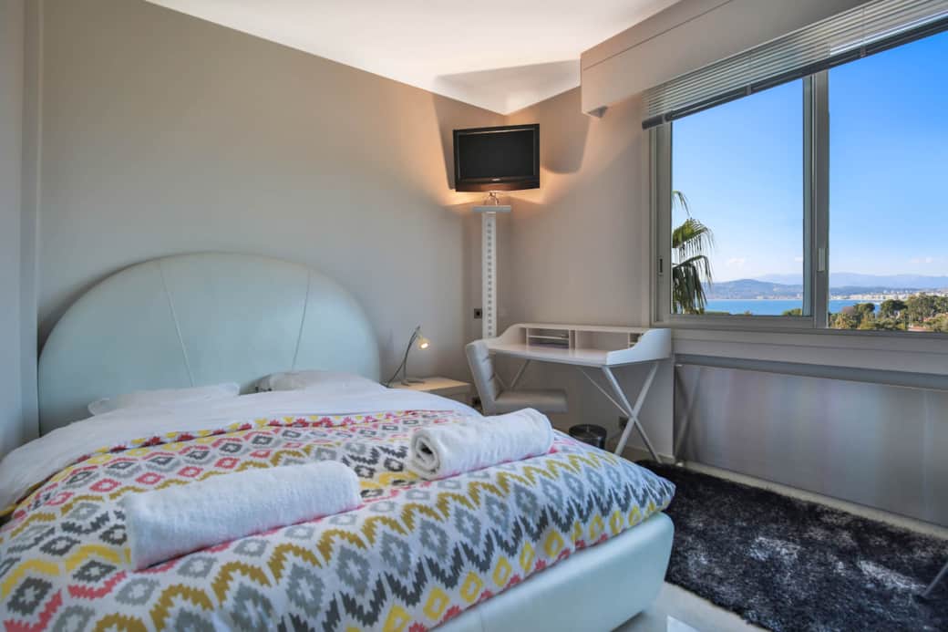 403 Floor 1 bedroom middle 1