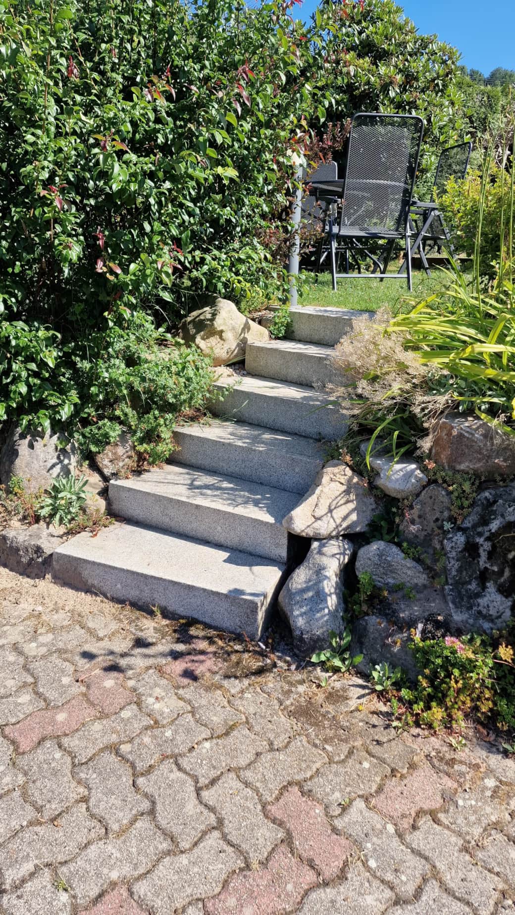 Escalier extérieur menant au terrain de pétanque