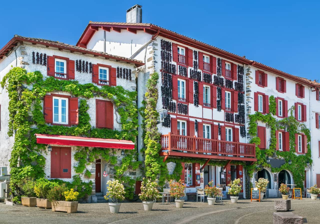 Espelette - Réputée pour ses piments rouges suspendus aux façades et son charme typiquement basque