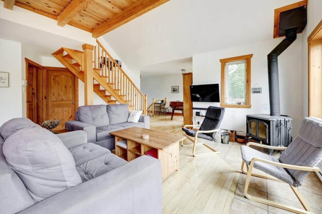 Salon à aire ouverte donnant sur une chambre, salle de bain et salle à manger Salon à aire ouverte donnant sur une chambre, salle de bain et salle à manger