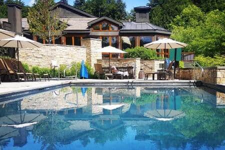 4-Season outdoor heated pool and hot tub