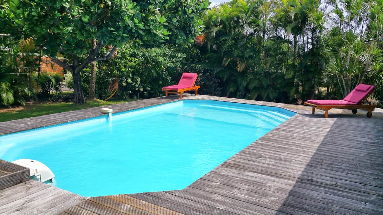The 9.50 m by 4 m swimming pool protected by an alarm