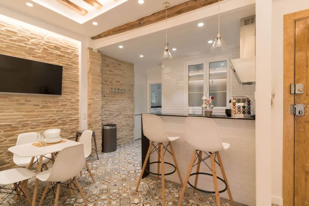 Vista parcial del comedor, de la cocina y del acceso a la zona de los baños. 