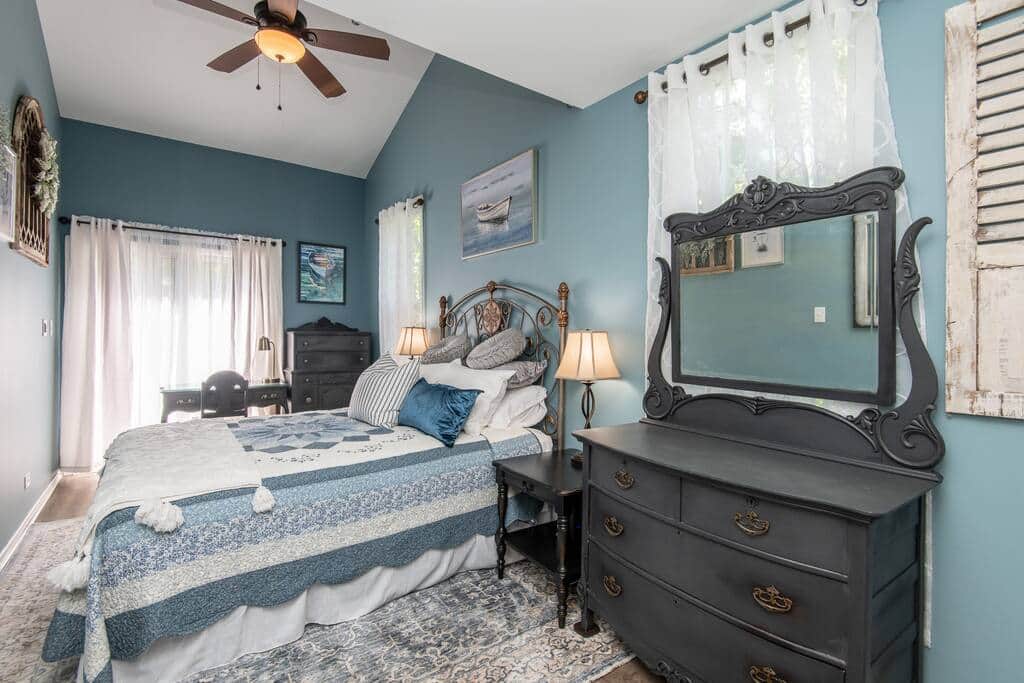 Guest room with Queen size bed