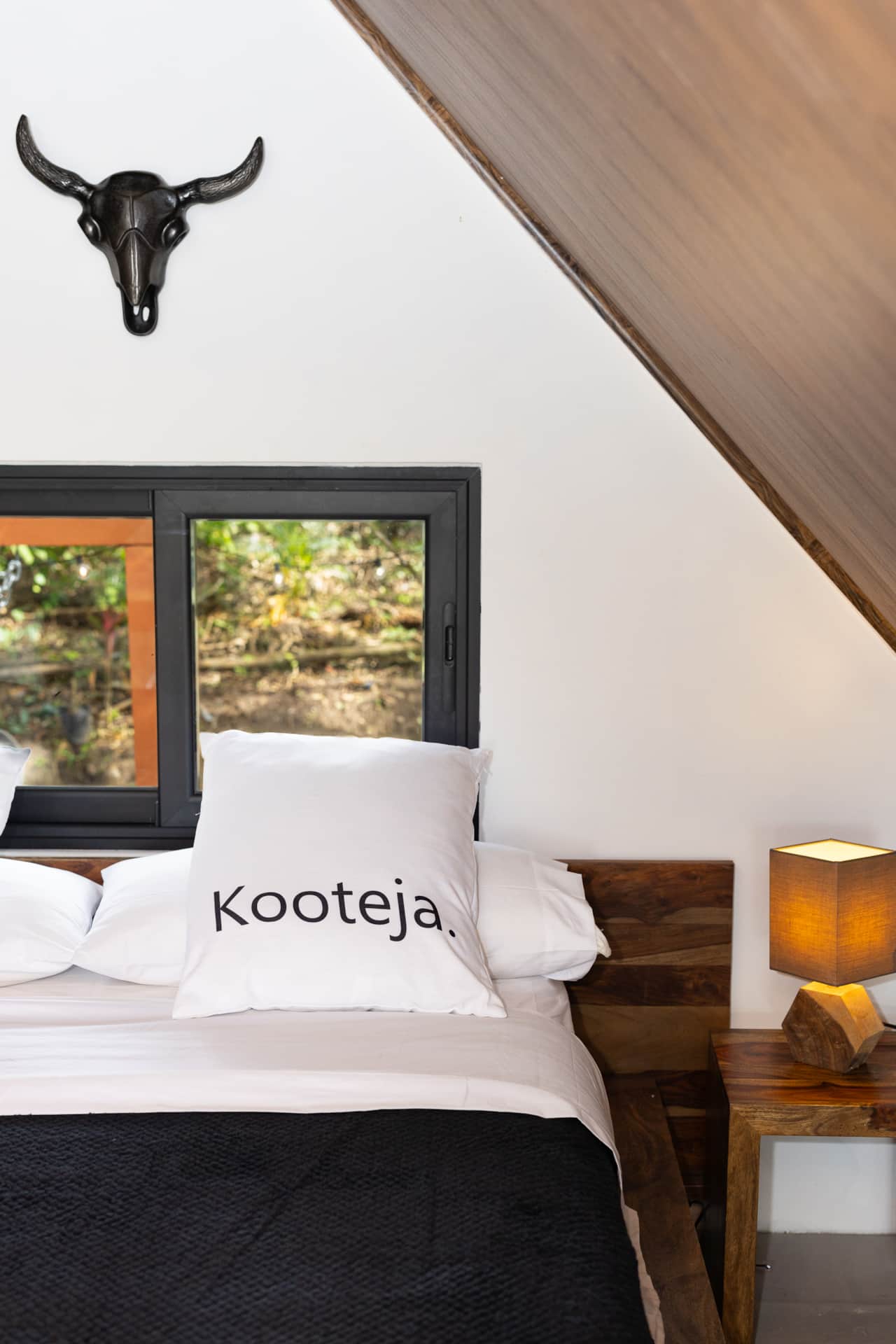 Wake up to lush forest window views from bed in a peaceful nature cabin Valle de Anton.