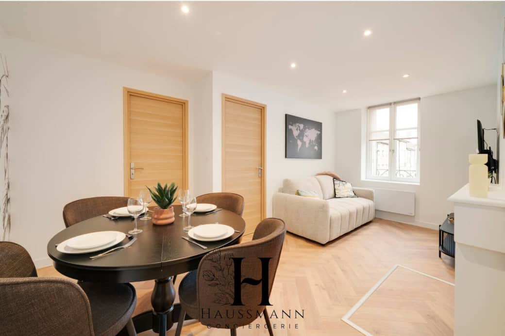 Profitez d’un coin repas lumineux au sein du salon, avec table ronde 4 places, chaises confortables et un espace détente cosy. Profitez d’un coin repas lumineux au sein du salon, avec table ronde 4 places, chaises confortables et un espace détente cosy.